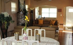 Beautiful Retreat, Hot Tub & Outdoor Living Space.